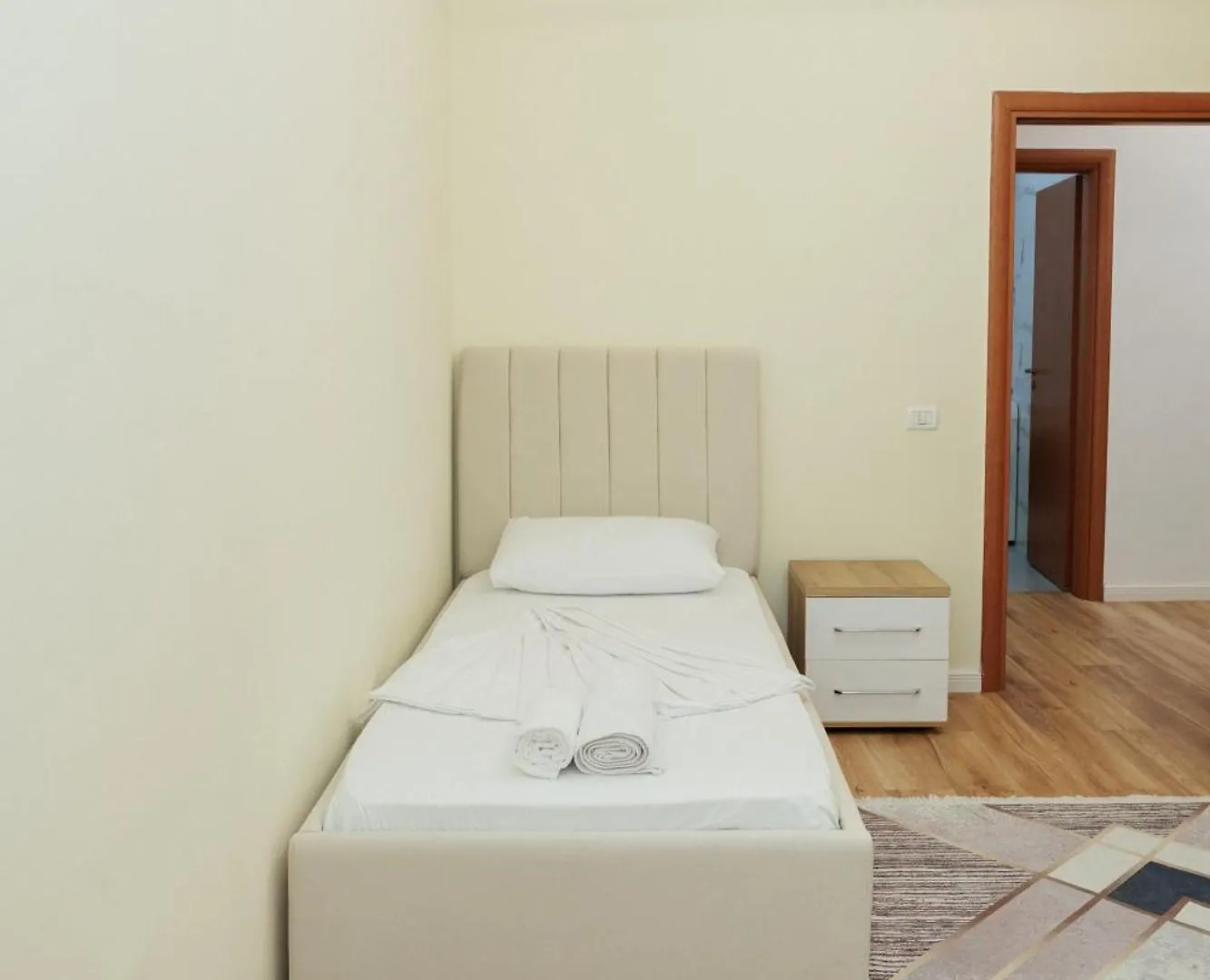 Izzy Apartments 티라나 0*,